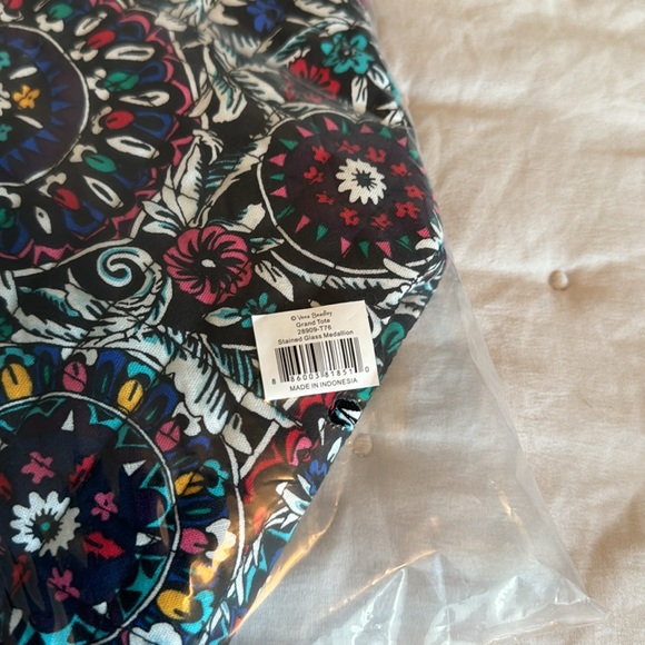 🎁 NWT in original packaging, Vera Bradley Grand Tote in Stained Glass Medallion - Picture 2 of 2
